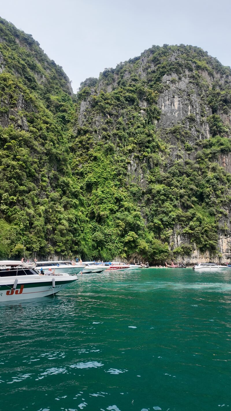 Why Everyone is moving to Thailand